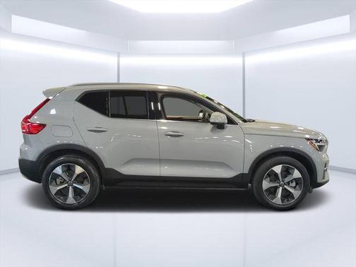 2024 Volvo XC40 Plus Bright Theme