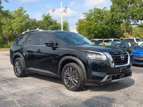 2023 Nissan Pathfinder SL
