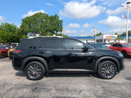 2023 Nissan Pathfinder SL