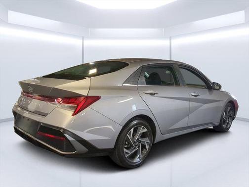 Fluid Metal 2025 Hyundai ELANTRA SEL