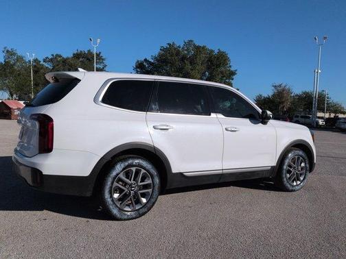 Glacial White Pearl 2024 Kia Telluride LX