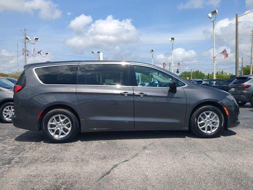 2022 Chrysler Voyager LX