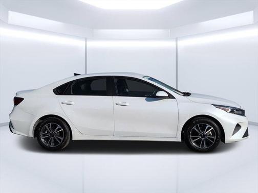 Snow White Pearl 2024 Kia Forte LXS