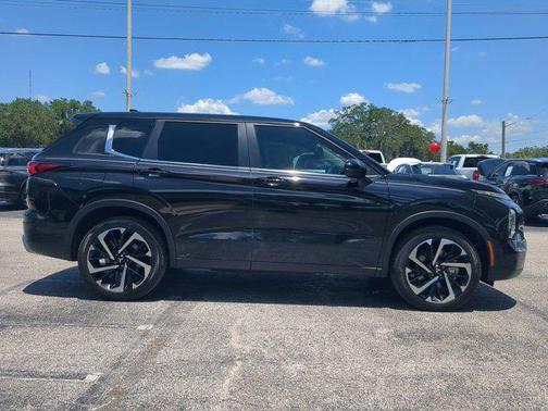 2023 Mitsubishi Outlander SE
