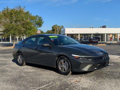 2025 Hyundai ELANTRA SE