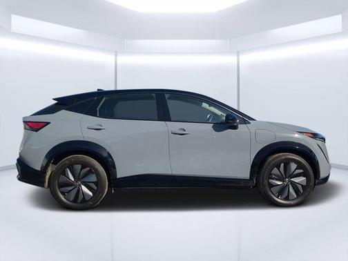 Boulder Gray Pearl/Black Diamond Pearl 2024 Nissan ARIYA ENGAGE