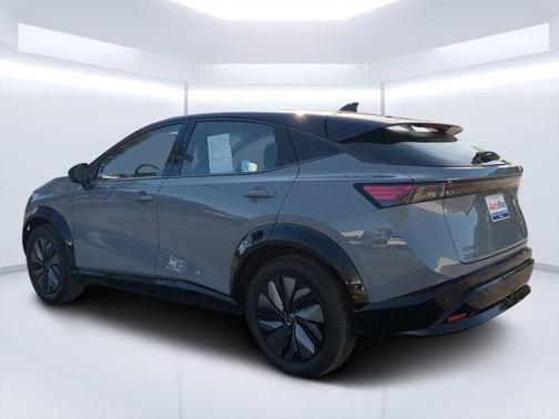 Boulder Gray Pearl/Black Diamond Pearl 2024 Nissan ARIYA ENGAGE