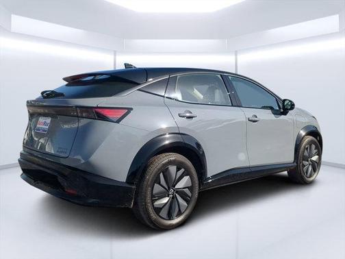 Boulder Gray Pearl/Black Diamond Pearl 2024 Nissan ARIYA ENGAGE