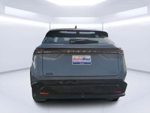 Boulder Gray Pearl/Black Diamond Pearl 2024 Nissan ARIYA ENGAGE