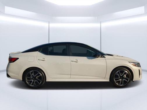 Aspen White Tricoat/Super Black 2025 Nissan Sentra SR
