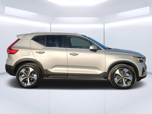 2025 Volvo XC40 Plus Bright Theme