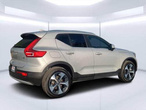 2025 Volvo XC40 Plus Bright Theme