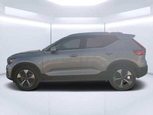 2025 Volvo XC40 Plus Bright Theme