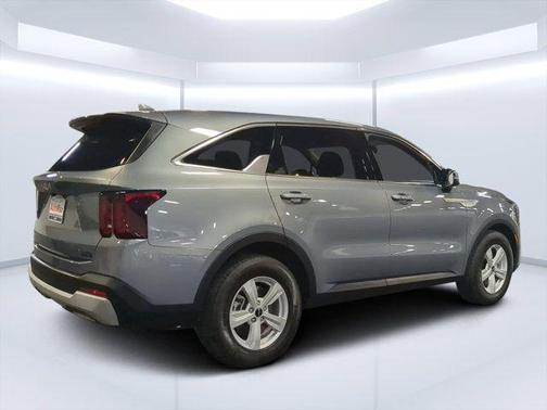 Everlasting Silver 2025 Kia Sorento LX