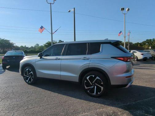 2023 Mitsubishi Outlander SE