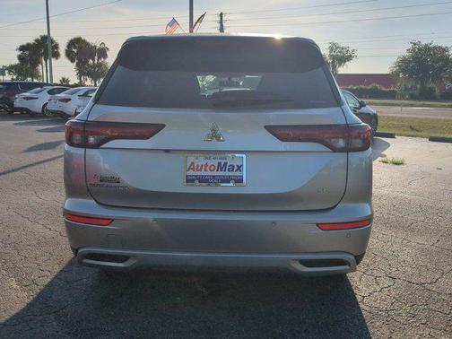 2023 Mitsubishi Outlander SE