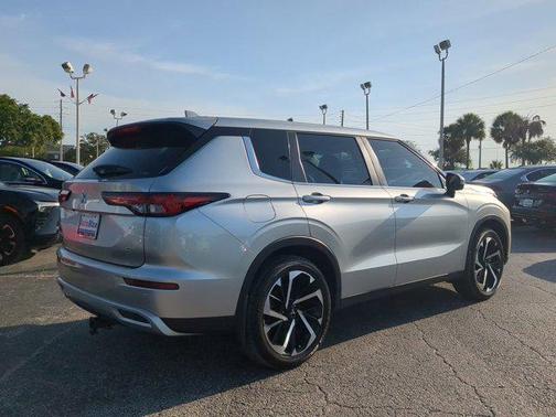 2023 Mitsubishi Outlander SE