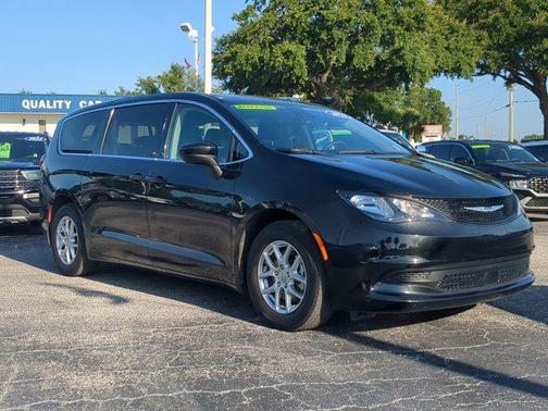 2023 Chrysler Voyager LX