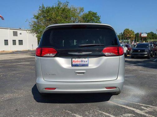 2023 Chrysler Voyager LX