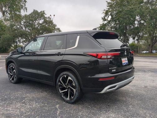 2024 Mitsubishi Outlander SE Black Edition w/Pano Roof