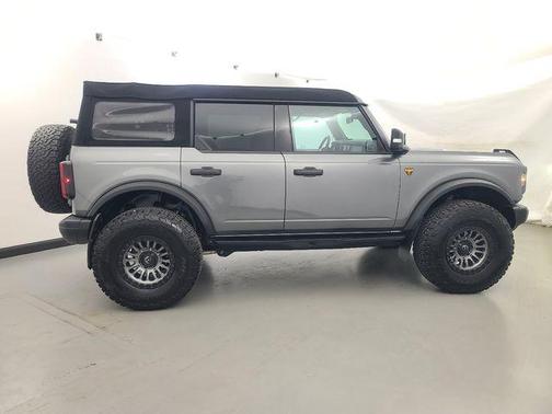 CARBONIZED GRAY METALLIC 2023 Ford Bronco Badlands