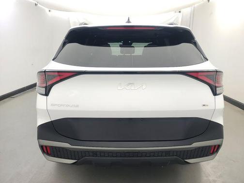 Glacial White Pearl 2023 Kia Sportage X-Line