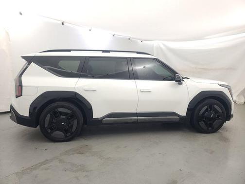 Snow White Pearl 2024 Kia EV9 GT-Line