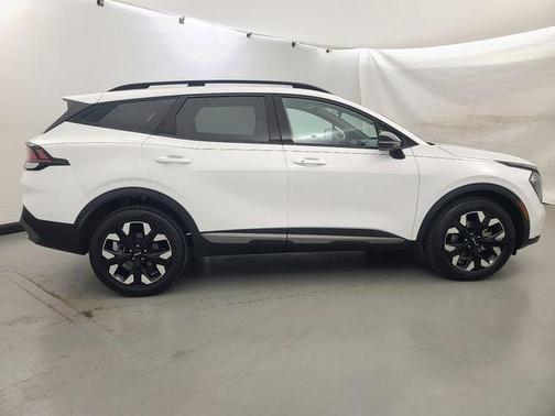 Glacial White Pearl 2023 Kia Sportage X-Line