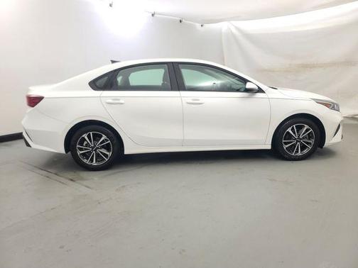 Snow White Pearl 2024 Kia Forte LXS