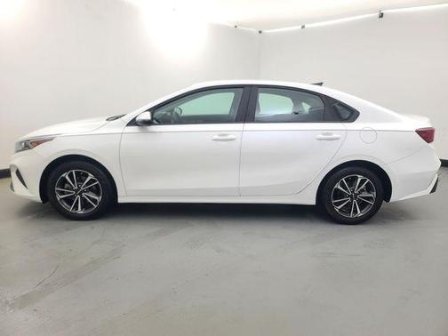 Snow White Pearl 2024 Kia Forte LXS