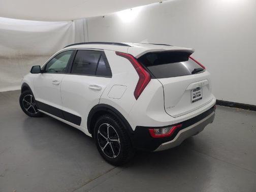 Snow White Pearl 2024 Kia Niro SX