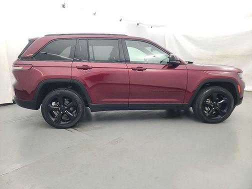 Velvet Red Pearlcoat 2023 Jeep Grand Cherokee Altitude
