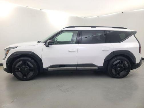 Glacial White Pearl 2025 Kia EV9 GT-Line