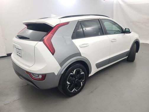 Snow White Pearl 2023 Kia Niro EV Wave