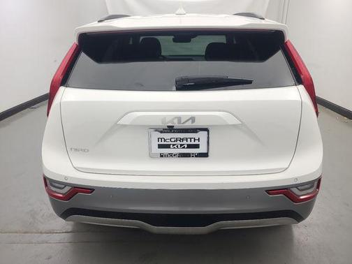Snow White Pearl 2023 Kia Niro EV Wave