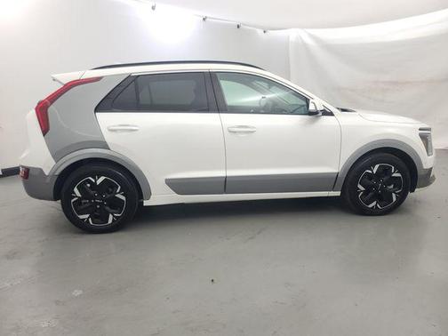 Snow White Pearl 2023 Kia Niro EV Wave