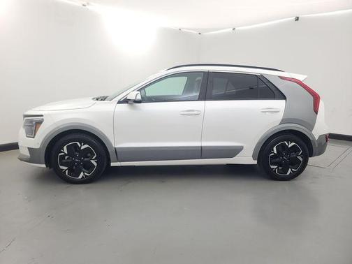 Snow White Pearl 2023 Kia Niro EV Wave