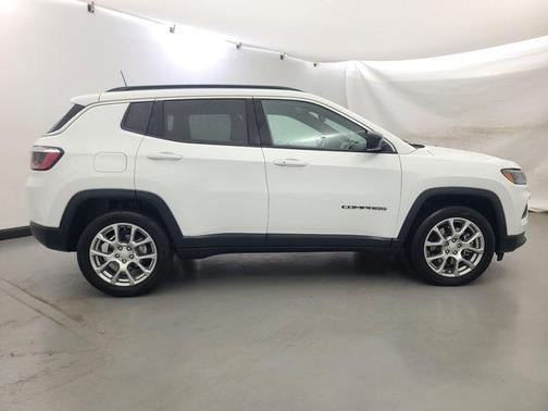 Bright White Clearcoat 2024 Jeep Compass Latitude Lux