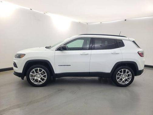 Bright White Clearcoat 2024 Jeep Compass Latitude Lux