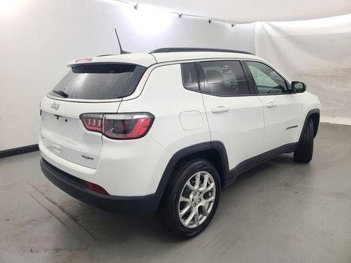 Bright White Clearcoat 2024 Jeep Compass Latitude Lux