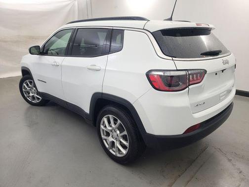 Bright White Clearcoat 2024 Jeep Compass Latitude Lux