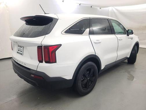 Glacial White Pearl 2022 Kia Sorento LX