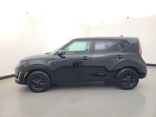 Fusion Black 2024 Kia Soul LX