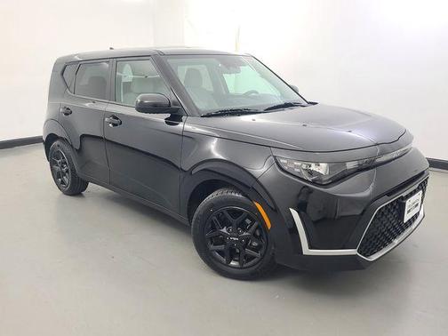 Fusion Black 2024 Kia Soul LX