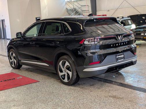 2025 VinFast VF 8 Eco