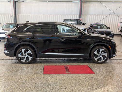 2025 VinFast VF 8 Eco