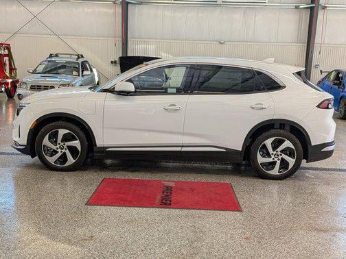 2025 VinFast VF 8 Eco