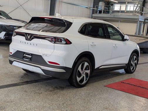 2025 VinFast VF 8 Eco