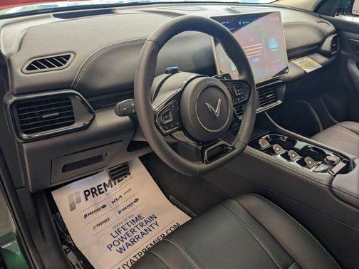 2025 VinFast VF 8 Eco