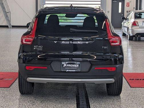 2022 Volvo XC40 T5 Momentum
